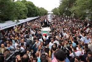 استقبال مردمی از رئیس جمهور در مسیر ارگ تبریز