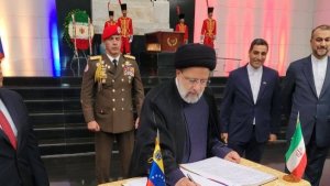 أعرب رئیس الجمهوریة عن احترامه و تکریمه لمقبرة سیمون بولیفار باعطاء اکلیل من الزهور