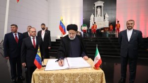 President presents wreath, pays tribute to the tomb of Simón Bolivar

