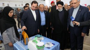 Dr Raisi visits Science and Technology Exhibition of Iranian achievements in Caracas
