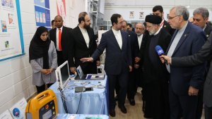 تفقد رئیس الجمهوریة آیة الله رئیسی معرض العلم و التکنولوجیة و المنتجات الایرانیة فیه