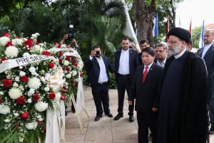 اهدای تاج گل به یادمان رهبران انقلاب نیکاراگوئه