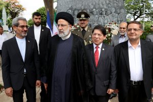 اهدای تاج گل به یادمان رهبران انقلاب نیکاراگوئه