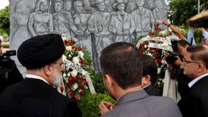 أعطی رئیس الجمهوریة اکلیلا من الزهور فی مکان تذکیر القادة للثورة النیکاراغوائیة