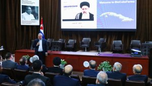 President visits CIGB's production line/ Cuba ready for cooperation in vaccine production technology with Iran
