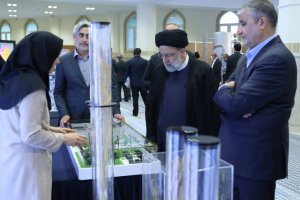 بازدید رئیس جمهور از نمایشگاه دستاوردهای صنعت هسته ای