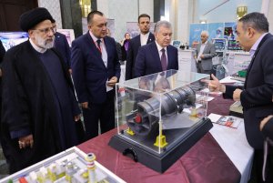 بازدید روسای جمهور ایران و ازبکستان از نمایشگاه توانمندی‌های شرکتهای دانش بنیان ایرانی