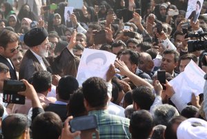 استقبال مردمی از دکتر رئیسی در بدو ورود به بم