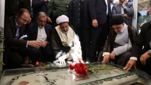 Dr Raisi visits Martyr Soleimani's grave in Kerman
