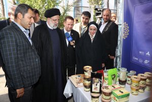 بازدید دکتر رئیسی از نمایشگاه واحد‌های اقتصادی احیا شده در استان کهگیلویه و بویراحمد
