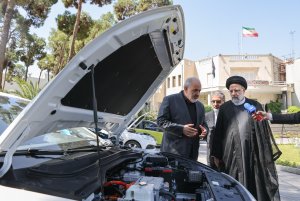 بازدید رئیس جمهور از انواع خودروهای برقی هیبریدی
