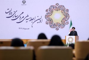 دولت سیزدهم با بهره‌گیری از تجارب گذشته تلاش کرد در عمل به مردم برای اداره امور میدان دهد/ برای همه تصمیمات پیوست مردمی‌سازی در راستای تعیین نقش مردم در آنها تهیه شود/ مردمی کردن کارها هزینه‌ها را کاهش و سرمایه و نشاط اجتماعی را افزایش می‌دهد
