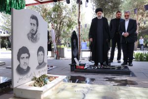 ادای احترام دکتر رئیسی به مقام والای شهدای دولت و هفتم تیر