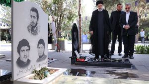 Dr Raisi pays tribute to martyrs of government, June 28
