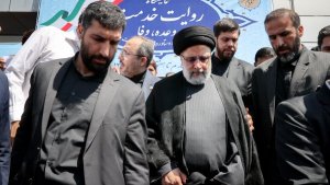 Dr Raisi makes unannounced visit to exhibition of 