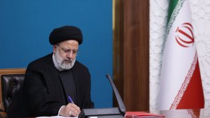 توجیهات و ارشادات سماحة القائد الأعلی للثورة الاسلامیة الرشیدة مصباح طریق لاجراءات الحکومة التطوریة و ایضاحها/ ثقة سماحة القائد الأعلی للثورة الاسلامیة قلیلة النظیر کنز ثمین و کبیر و سبب لتضاعف مسؤولیة الحکومیین/ سیتحرك خدام الشعب فی الحکومة اثر هذا اللقاء المعزز للمعنویات نحو تحقیق مبادئ البلاد بجهاد و عزم أکثر