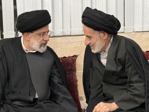 دکتر رئیسی با حضور در منزل آیت‌الله عبادی درگذشت همسر ایشان را تسلیت گفت
