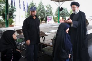 حضور در یادمان شهدای گمنام شهرک شهید محلاتی