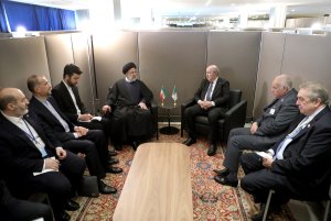 دکتر رئیسی: ایران آماده گسترش روابط با کشورهای همسایه است/ تاکید بر ضرورت همت مسئولان دو کشور برای ارتقای سطح روابط فیمابین/ تبون: تحریم‌ها ایران را به کشوری قدرتمند تبدیل کرده است/ تقویت روابط کشورهای اسلامی موجب افزایش قدرت آنها در مقابله با زورگویی‌ها می‌شود
