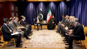 Dr Raisi: Iranian and Pakistani officials should use innovative methods to speed up removal of obstacles to development of relations/ Int'l developments not to affect good relations between Iran and Pakistan/ Pakistani PM stresses his country's determination to improve level of cooperation with Iran
