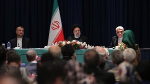 وعی الایرانیین المقیمین فی الدول الخارجیة و تعرّفهم علی الانجازات الوطنیة، من أهم احتیاجاتهم/ یجب عدم انقطاع العلاقات بین الایرانیین المقیمین فی الخارج مع الوطن و هویتهم بذریعة العمل أو الدراسة/ کلّف وزارة الخارجیة لحلحلة الموانع و العقبات أمام أنشطة الایرانیین المقیمین فی الدول الخارجیة اقتصادیا