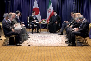 دکتر رئیسی: برنامه جامع و چشم‌انداز همکاری‌های ایران و ژاپن تدوین شود / ایران منتظر اقدامی عملی آمریکا در عمل به تعهداتش در توافق هسته‌ای است / ابراز تمایل نخست وزیر ژاپن برای گسترش مناسبات با ایران/ ایفای نقش ایران در رفع مشکلات و موضوعات منطقه و خلیج فارس مهم و سازنده است
