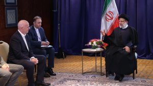 الدکتور رئیسی: کرة القدم من الأرضیات المناسبة للتقارب الأکثر و تنمیة العلاقات بین البلدان/ أکد علی ضرورة الانتباه بالاخلاق الاحترافی و الحذر من فرض النفوذ و التوغل للساسة فی هذه الریاضة الشعبیة/ أعرب رئیس الاتحاد الدولی لکرة القدم عن شکره لاهتمام الحکومة الایرانیة لتنمیة و دعم الریاضة علی وجه الخصوص کرة القدم فی هذا البلد/   قدّم مقترحا لاجراء مباراة بین نجوم العالم مع النجوم الایرانیین فی کرة القدم