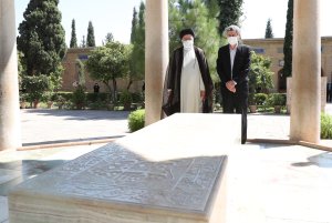 لسان‌الغیب، دُرّ یگانه فرهنگ و ادب ایران‌زمین و افتخار همه فارسی‌زبانان/ فرارفتن دامنه نفوذ آثار حافظ از فرهنگ و زبان فارسی/ درون‌مایه شعر حافظ عمیقاً با ارزش‌های فطری انسانی گره خورده است
