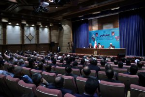 مدیران استانی برای حل مسائل منتظر مرکز نباشند و با تشکیل اتاق فکر چاره‌اندیشی کنند/ ایستادگی پای اصول و عدم وابستگی به شرق و غرب از دلایل اعتماد کشورهای منطقه به جمهوری اسلامی است/ ضرورت نقش‌آفرینی سازمان‌های بین‌المللی برای توقف سریع جنایات رژیم صهیونیستی

