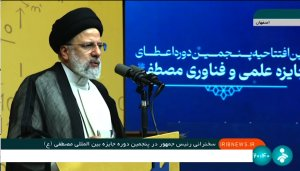 همه باید بدانند که وجود مصطفی(ص)، علاوه بر مقام‌هایی همچون بشیر و نذیر، علم‌داری بودن ایشان است