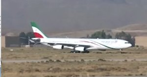 آیت الله رئیسی در ادامه دور دوم سفرهای استانی وارد فرودگاه شهید دستغیب شیراز شد