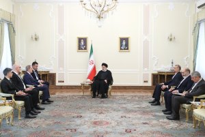 دکتر رئیسی: ایران بر حل مسائل و مشکلات منطقه از طریق تعامل تأکید دارد/ ارتقای سطح تعاملات با آذربایجان، از محورهای سیاست خارجی ایران است/ بایرام‌اف: نگاه ایران در زمینه پیشگیری از باز شدن پای کشورهای فرامنطقه‌ای به منطقه مورد تأیید و حمایت جمهوری آذربایجان است
