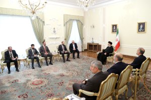 دکتر رئیسی: ایران با توجه به جایگاه اثرگذار خود آماده کمک به حل و فصل اختلافات آذربایجان و ارمنستان است/ تأکید میرزویان بر ضرورت برقراری دیدارها و گفتگو میان کشورهای منطقه در برهه حساس فعلی با محوریت ایران
