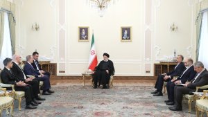 الدکتور رئیسی: تؤکد ایران علی تسویة المشاکل الاقلیمیة العالقة عبر التعامل/ توثیق مستوی التعامل و العلاقة مع جمهوریة أذربیجان من محاور السیاسة الخارجیة الایرانیة الرئیسیة/ وزیر الخارجیة الأذربیجانی: رؤیة ایران المتمثلة فی التجنب عن تواجد الدول غیر الاقلیمیة فی المنطقة، تؤیدها جمهوریة أذربیجان 