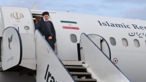 Dr Raisi enters Kurdistan province in rainy weather
