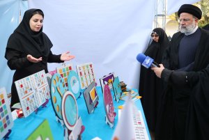 بازدید دکتر رئیسی از نمایشگاه دستاوردهای بانوان کارآفرین استان کردستان