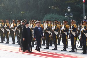 استقبال رسمی آیت‌الله رئیسی از نخست وزیر عراق