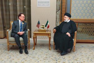 دکتر رئیسی: جریان مقاومت در همین شرایط فعلی فلسطین نیز پیروز نهایی میدان است/ همکاری‌های ایران و مالزی باید مبتنی بر نیازهای متقابل گسترش یابد/ انور ابراهیم: مانع‌تراشی‌های برخی کشورها نمی‌تواند مانع توسعه روابط دو کشور شود/ تاکید بر توقف حمایت‌ها از رژیم صهیونیستی
