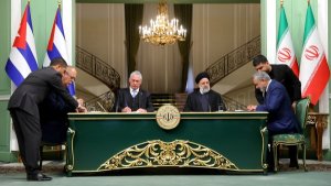 التوقیع علی البیان المشترك لتوثیق مستوی العلاقات الاستراتیجیة بین ایران و کوبا/ تم التوقیع علی سبعة مذکرات التفاهم بین الجانبین