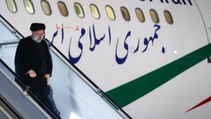 وصل رئیس الجمهوریة الی العاصمة طهران قادما من روسیا