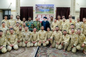 حضور دکتر رئیسی در جشن شب یلدای سربازان
