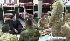  شب یلدای رئیس‌جمهور در کنار سربازان|تفأّل سربازان وظیفه به دیوان حافظ در کنار رئیس‌جمهور
