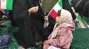 برای دختری با کاپشن صورتی و گوشواره قلبی