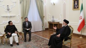 الدکتور رئیسی: الحدود المشترکة لایران و باکستان فرصة سعیدة للتبادل الاقتصادی و ارساء الأمن و الاستقرار و یجب صونها أمام أی شکل من أشکال انفلات الأمن/ أکد علی مواجهة‌ جادة لأی اثارة الأجواء فی مسار العلاقات الثنائیة بین البلدین/ نوّه سفیر باکستان الجدید ادارة مؤثرة و ملهمة للدکتور رئیسی فی ادارة‌ العلاقات الثنائیة بین البلدین