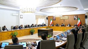 President obliges cabinet members to present documented plans with a specific schedule to follow Leader's guidelines in meeting with business executives/ Central Bank Governor's report on controlling growth rate of liquidity, growth rate of the monetary base and positive growth of net foreign assets/ Foreign Minister: America should stop threatening, projecting language; Iran's response to threats decisive, immediate
