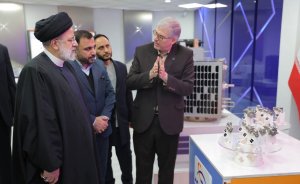 بازدید دکتر رئیسی از نمایشگاه دستاوردهای فضایی کشور