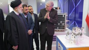 Dr Raisi visits space achievements exhibition
