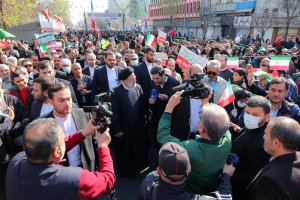 امروز برتری گفتمان انقلاب اسلامی که مردم در سال 57 فریاد می‌زدند، محقق شده است/ حضور پرشور مردم برای  مسئولین، مسئولیت‌آور است

