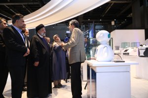 بازدید دکتر رئیسی از خانه نوآوری و فناوری ایران (iHiT) در محل نمایشگاه بین‌المللی تهران
