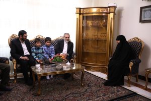 حضور دکتر اسماعیلی بر سر مزار و منزل شهید اسماعیل احمدی